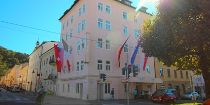 Stadthotels - Festung Hohensalzburg - Österreich - Außenansicht des Hotels Vier Jahreszeiten - Hotel Vier Jahreszeiten
