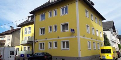 Stadthotels - Parkplatz: kostenlos beim Hotel - PLZ 5020 (Österreich) - Ein hübsches gelbes Gebäude - Hotel Flair