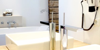 Stadthotels - Preisniveau: günstig - modernes Badezimmer mit Badewanne im Doppelzimmer Krone - Hotel Krone 1512