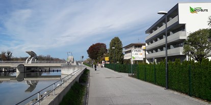Stadthotels - Salzburg-Stadt Itzling - Das Hotel Eco-Suite befindet sich direkt an der Salzach nahe beim Flusskraftwerk. Der Salzach entlang ist man zu Fuß oder mit dem Rad sehr schnell in der Altstadt - Eco Suite Hotel