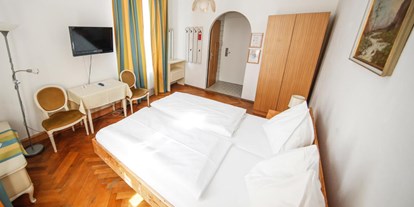 Stadthotels - Ladestation Elektroauto - Doppelzimmer straßenseitig - Hotel Garni Lehenerhof