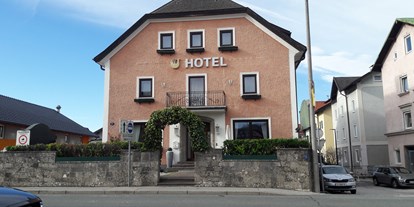Stadthotels - Das Hotel von der gegenüberliegenden Straßenseite aus - Hotel Vogelweiderhof