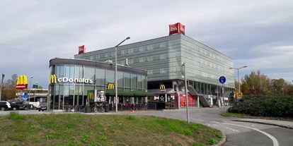 Stadthotels - Preisniveau: günstig - Das Hotel Ibis Salzburg Nord liegt direkt neben dem McDonald's - B&B Hotel Salzburg-Nord