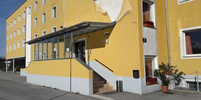 Stadthotels - Preisniveau: günstig - Eingang Oekotel Salzburg Liefering - OEKOTEL Salzburg Messe