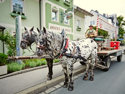 Stadthotels - Parkplatz: kostenlos beim Hotel - Salzburg - Fiaker vorm Hotel - Das Grüne Hotel zur Post - 100% BIO
