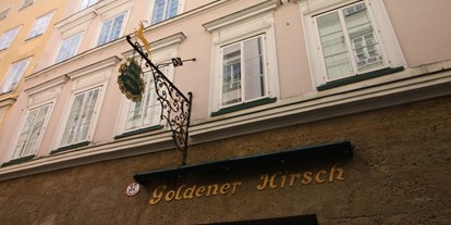 Stadthotels - Hunde: erlaubt - Salzburg-Stadt Altstadt - Vor dem Hotel Goldener Hirsch spielt sich das lebhafte Treiben der Getreidegasse ab. - Hotel Goldener Hirsch