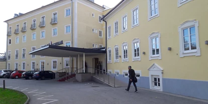 Stadthotels - Verpflegung: Frühstück - Salzburg-Stadt (Salzburg) - Der Eingang in das große gepflegte Hotel - ARCOTEL Castellani Salzburg