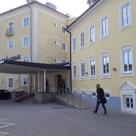 Hotel: Der Eingang in das große gepflegte Hotel - ARCOTEL Castellani Salzburg