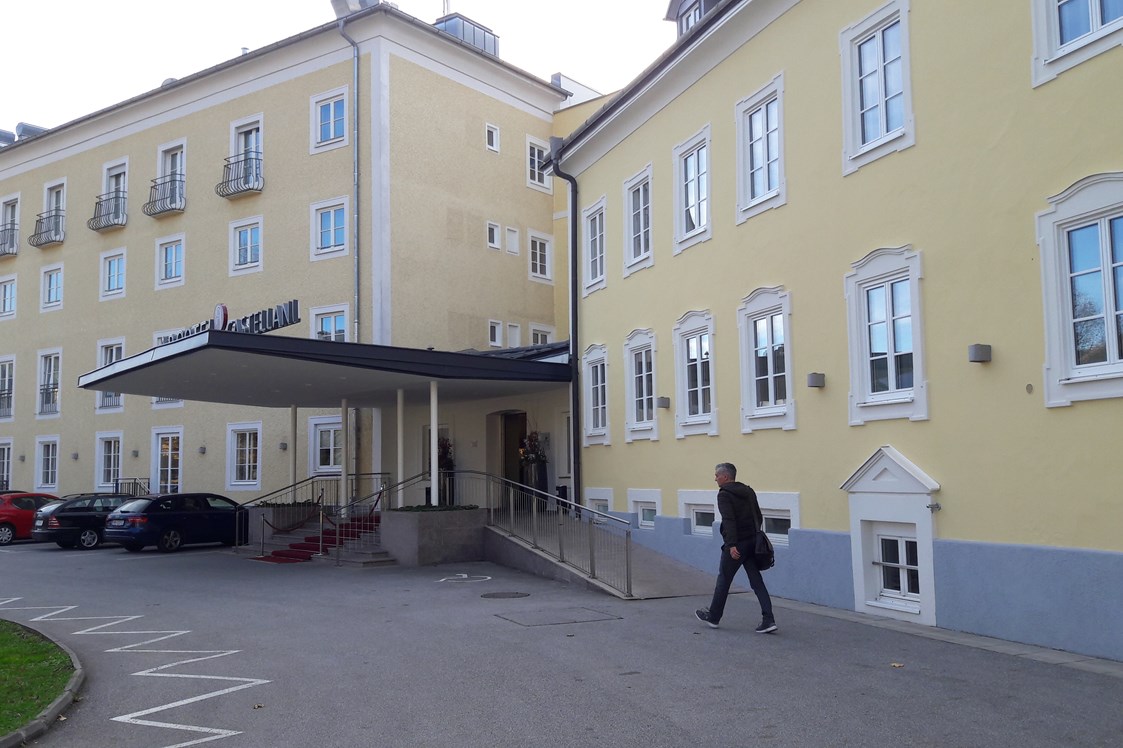 Hotel: Der Eingang in das große gepflegte Hotel - ARCOTEL Castellani Salzburg
