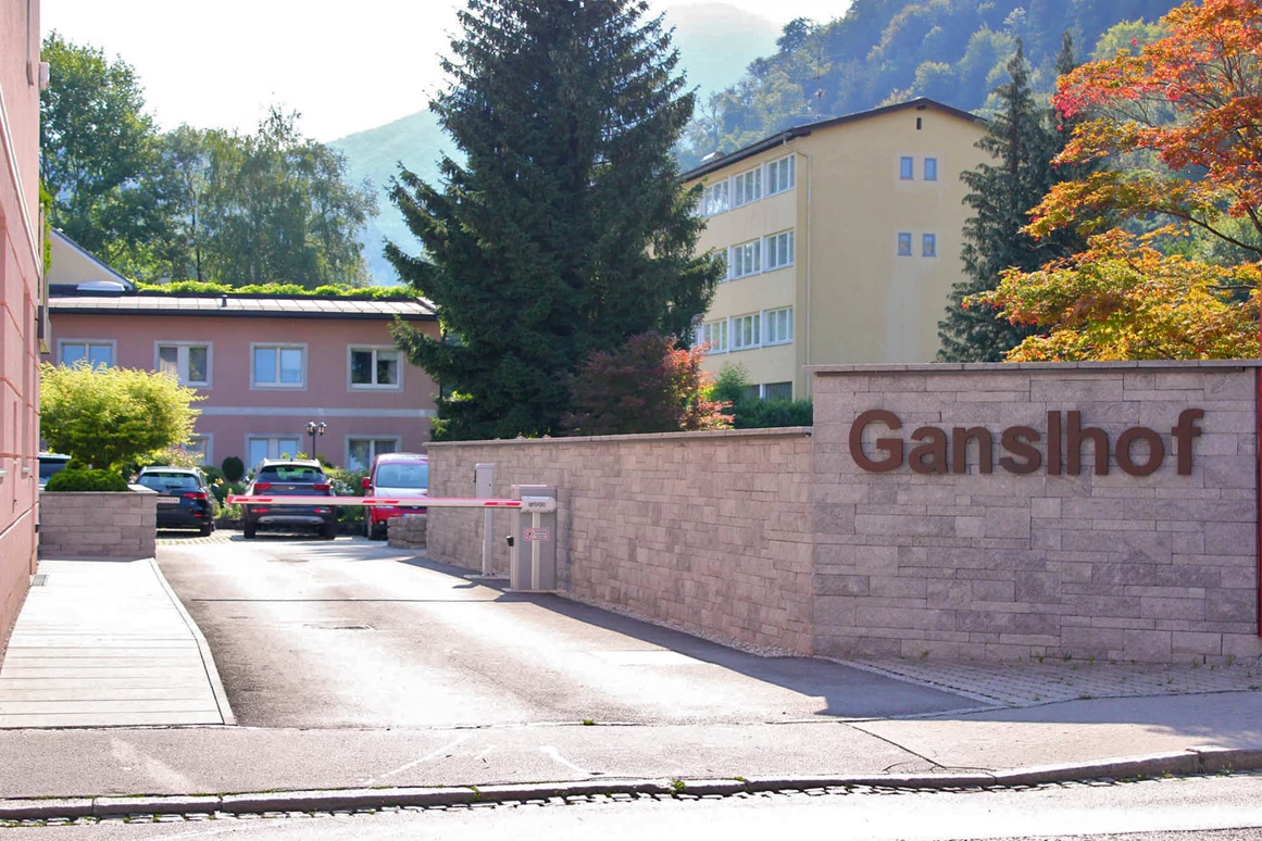 Hotel: Ein großer Vorteil sind die vorhandenen Parkplätze direkt am Hotel. - Hotel Ganslhof