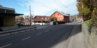 Stadthotels - Klassifizierung: 3 Sterne - Salzburg-Stadt Itzling - Durch die hübsche rote Fassade kaum zu übersehen - Hotel Plainbrücke