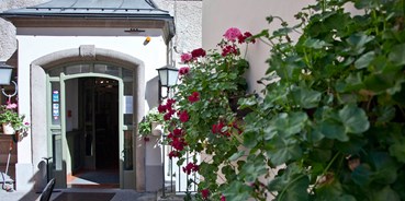 Stadthotels - Parkplatz: gebührenpflichtig in Gehweite - Salzburg - Eingang des Hotels Schwarzes Rössl - Hotel Schwarzes Rössl