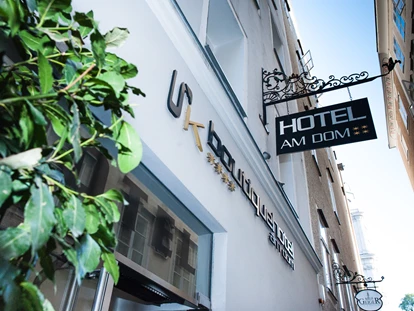 Stadthotels - Verpflegung: Frühstück - Salzburg-Stadt (Salzburg) - Das Boutiquehotel am Dom begrüßt Sie im Stadtzentrum von Salzburg, nur wenige Schritte von Mozarts Geburtshaus, der berühmten Getreidegasse, dem Festspielhaus und der Salzburger Residenz entfernt. Das exklusive 4-Sterne-Privathotel in der Innenstadt überzeugt mit persönlichem Flair und moderner Ausstattung. Die einzigartigen, stilvoll eingerichteten Zimmer sind klimatisiert, WLAN nutzen Sie in allen Hotelbereichen kostenfrei.  - Hotel am Dom