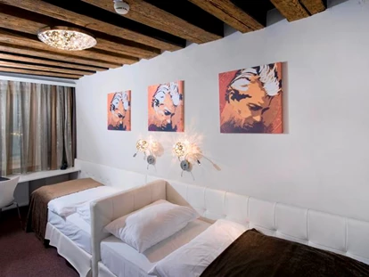 Stadthotels - Verpflegung: Frühstück - Salzburg-Stadt (Salzburg) - Das Einzelzimmer: Klimaanlage, Schreibtisch, Heizung, Dusche, Haartrockner, WC, Telefon, Flachbildschirm-TV mit USB und Audio-Anschluss, WLAN, Couch, kein Room Service, keine Badewanne
 - Hotel am Dom