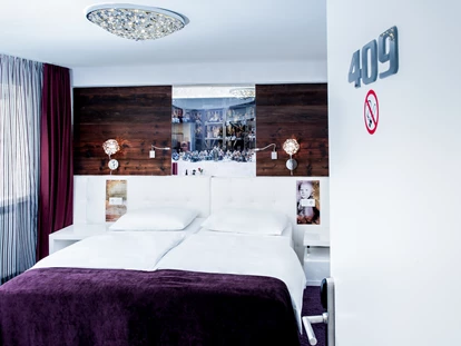 Stadthotels - Verpflegung: Frühstück - Salzburg-Stadt (Salzburg) - Das Doppelzimmer Standard: Schreibtisch, Heizung, Dusche, Haartrockner, WC, Telefon, Flachbildschirm-TV mit USB und Audio-Anschluss, WLAN, Couch, kein Room Service, keine Badewanne - Hotel am Dom