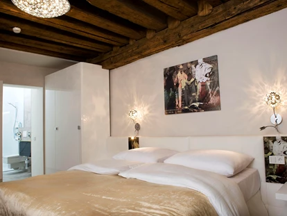 Stadthotels - Verpflegung: Frühstück - Salzburg-Stadt (Salzburg) - Das Doppelzimmer Superior:Schreibtisch, Heizung, Dusche, Haartrockner, WC, Telefon, Flachbildschirm-TV mit USB und Audio-Anschluss, WLAN, Couch, Zustellbett für Kinder möglich, kein Room Service, keine Badewanne - Hotel am Dom