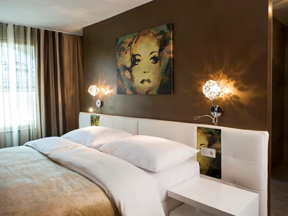 Stadthotels - Verpflegung: Frühstück - Salzburg-Stadt (Salzburg) - Das Doppelzimmer Deluxe :Schreibtisch, Heizung, Dusche, Badewanne, Haartrockner, WC, Telefon, Flachbildschirm-TV mit USB und Audio-Anschluss, WLAN, Couch, Zustellbett für Kinder möglich, kein Room Service,  - Hotel am Dom