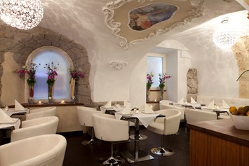 Hotel: Das Frühstücksbuffet mit regionalen Köstlichkeiten genießen Sie im mittelalterlichen Gewölbe.  - Hotel am Dom