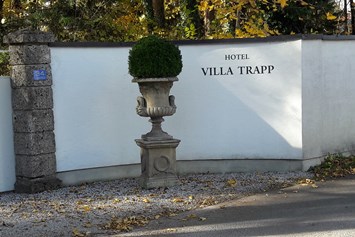 Hotel: Einfahrt - Villa Trapp
