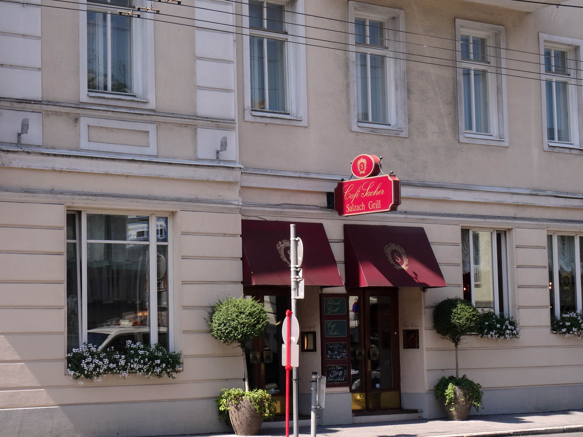 Stadthotels - Kinderbetreuung - Eingang Cafe Sacher - Hotel Sacher Salzburg