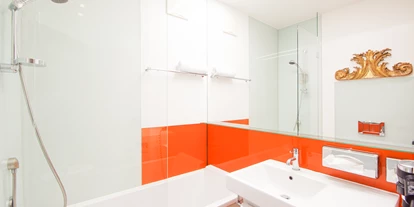 Stadthotels - Preisniveau: gehoben - Badezimmer mit Badewanne - Hotel Wolf