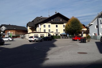 Hotel: Großer Parkplatz vor dem Haus - Hotel-Gasthof HartlWirt