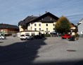 Hotel: Großer Parkplatz vor dem Haus - Hotel-Gasthof HartlWirt