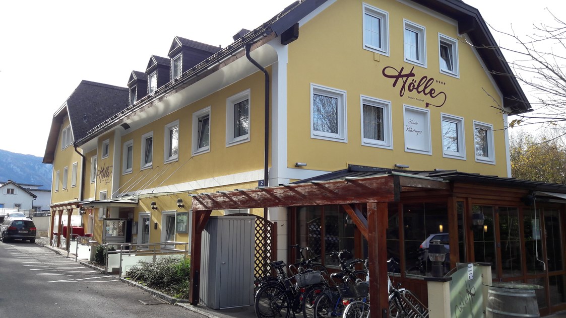 Hotel: Das gepflegte Hotel bietet auch ein beliebtes Restaurant samt Gastgarten - Hotel Hölle