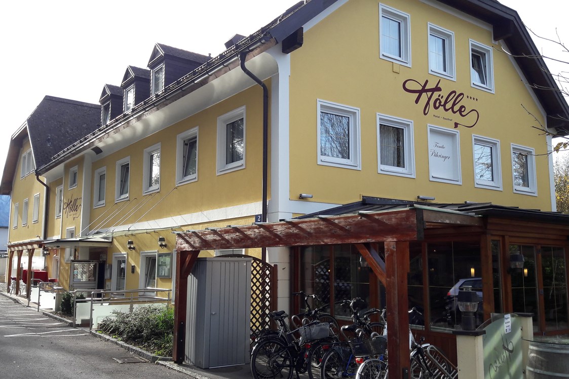 Hotel: Das gepflegte Hotel bietet auch ein beliebtes Restaurant samt Gastgarten - Hotel Hölle