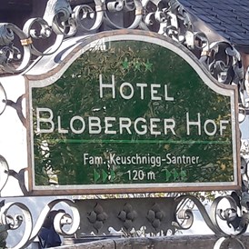 Hotel: Das Einfahrtsschild an der Moosstraße - Hotel Bloberger Hof