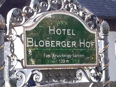 Hotel: Das Einfahrtsschild an der Moosstraße - Hotel Bloberger Hof