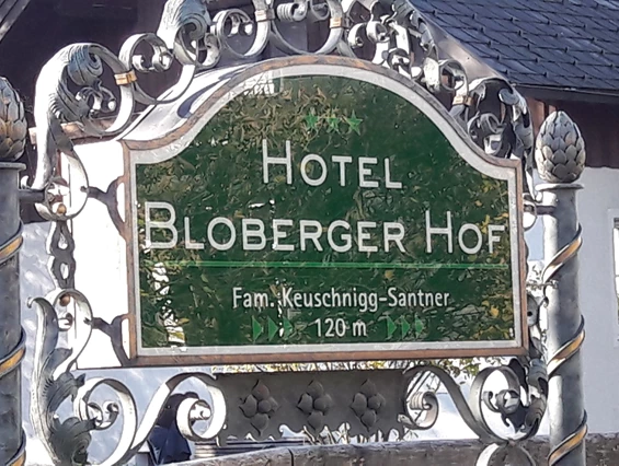 Hotel: Das Einfahrtsschild an der Moosstraße - Hotel Bloberger Hof