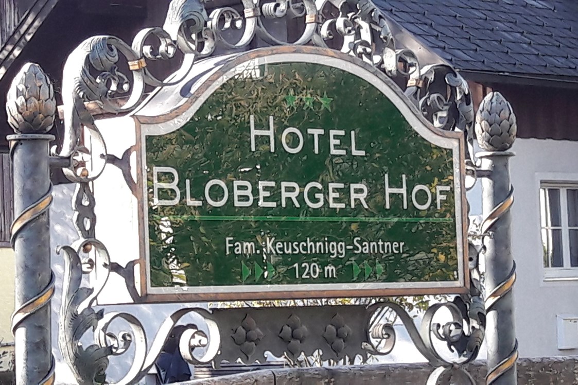Hotel: Das Einfahrtsschild an der Moosstraße - Hotel Bloberger Hof
