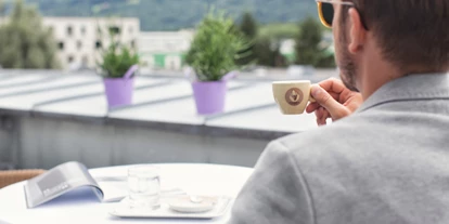 Stadthotels - Verpflegung: Frühstück - Salzburg-Stadt (Salzburg) - Kaffeegenuss auf der Dachterrasse des Hotels - Amadeo Hotel Schaffenrath
