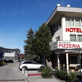 Hotel: Das Hotel befindet sich unweit der Autobahn an einer wichtigen Einfahrtsstraße von Salzburg - Hotel Salzburg