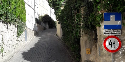 Stadthotels - Verpflegung: Frühstück - Salzburg-Stadt Parsch - Sehr romantisch, die Pausingerstraße die zum Hotel führt - Hotel Haus Arenberg