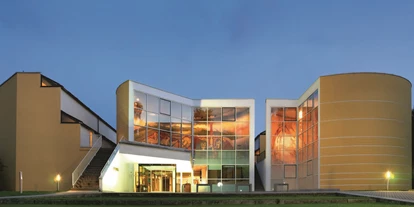 Stadthotels - Verpflegung: Frühstück - Salzburg-Stadt (Salzburg) - St. Virgil Salzburg: Bildung - Hotel - Konferenz - Gastronomie
Das Bauwerk zeitgenössischer Architektur beherbergt viele Kunstwerke. - St.Virgil Salzburg
