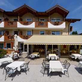 Hotel: .. auf der großen Sonnenterrasse im Garten mit Blick zum Schwimmteich - Hotel Himmelreich