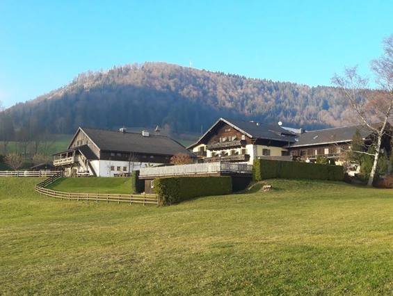 Hotel: Das Hotel - idyllisch gelegen hoch über der Stadt. Dahinter der Gipfel des Gaisberg. - Hotel Zistelalm
