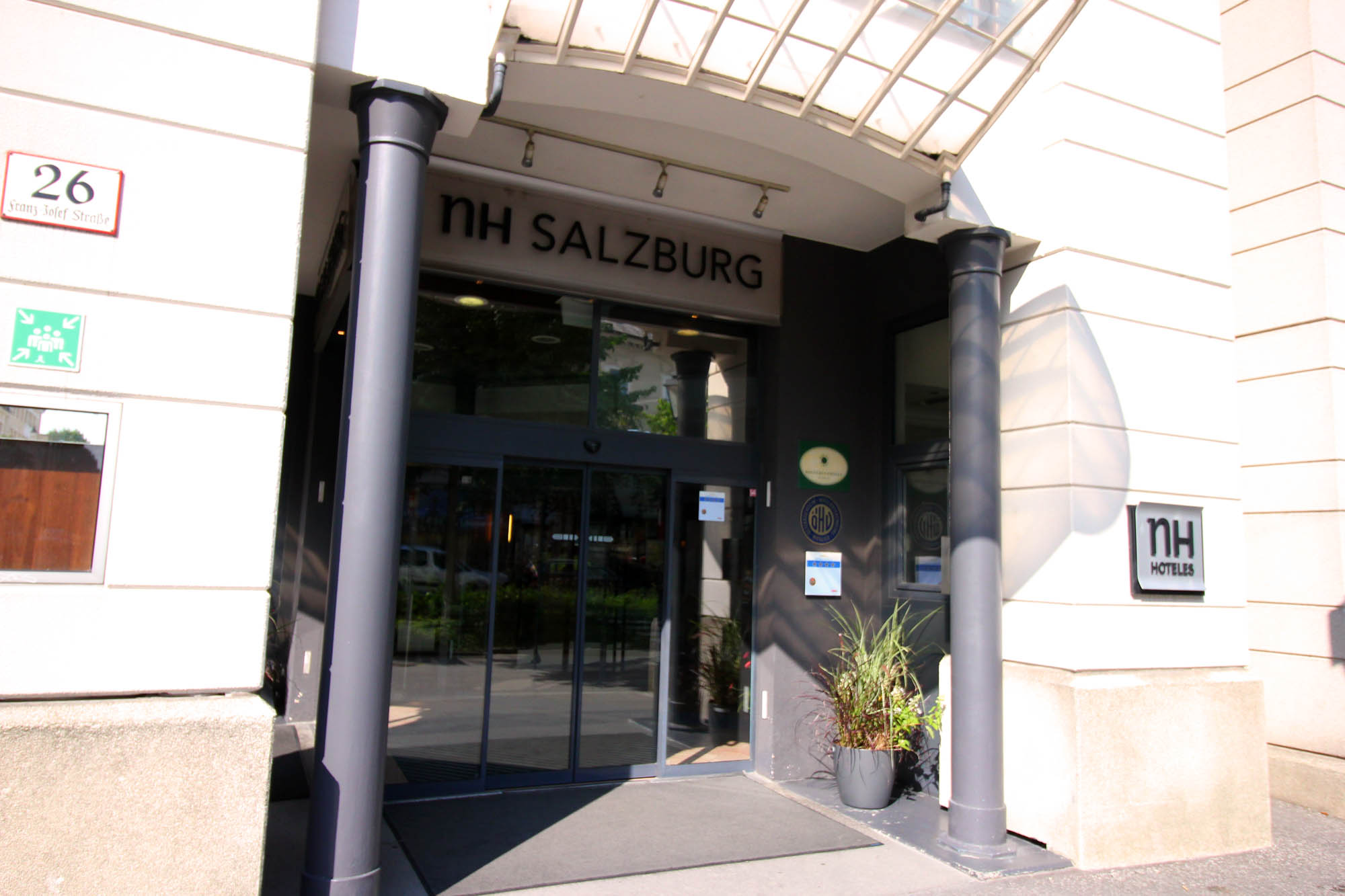 Stadthotels - Kinderbetreuung - Hoteleingang - NH Salzburg City