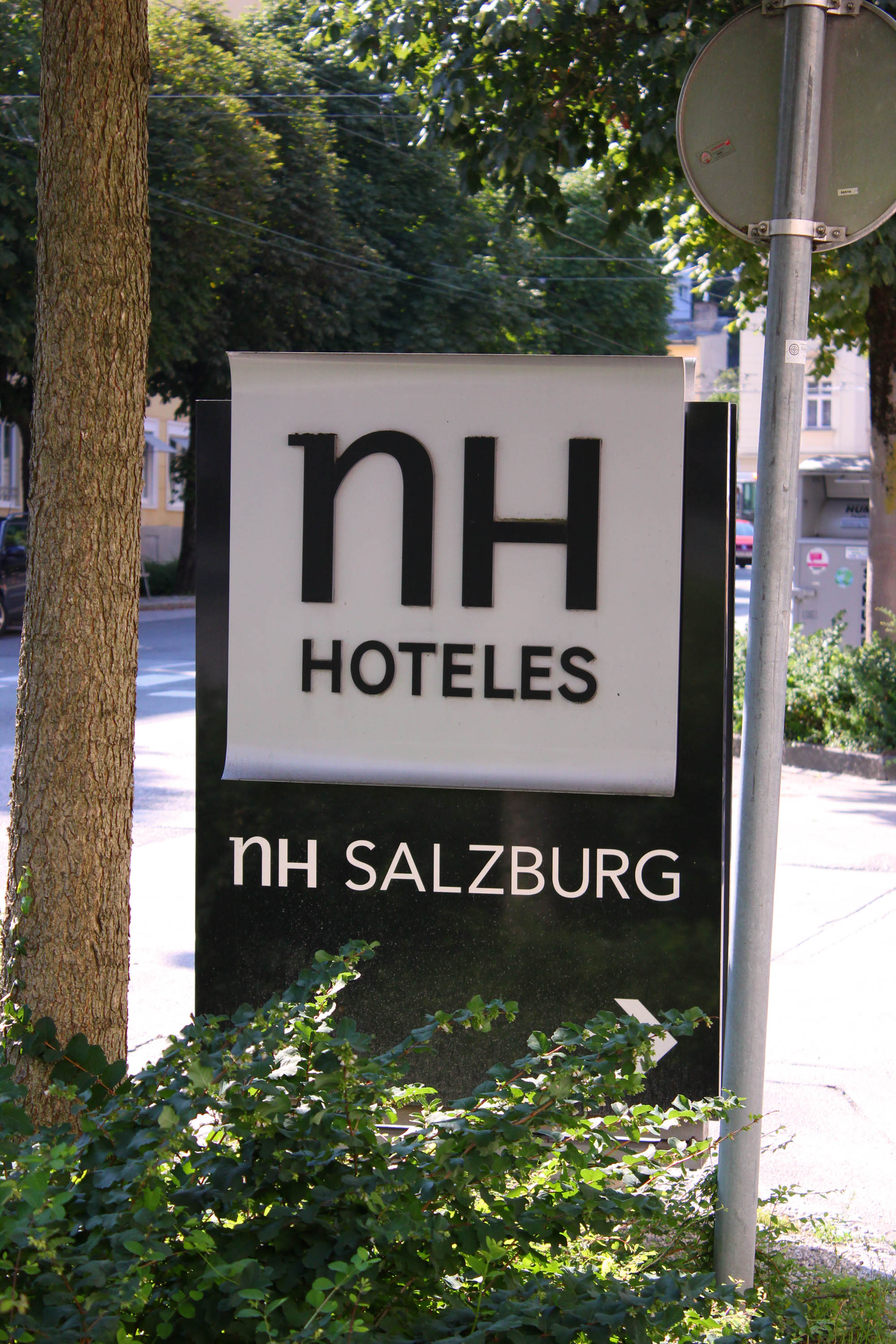 Stadthotels - Kinderbetreuung - Hotelschild NH Hotels - NH Salzburg City