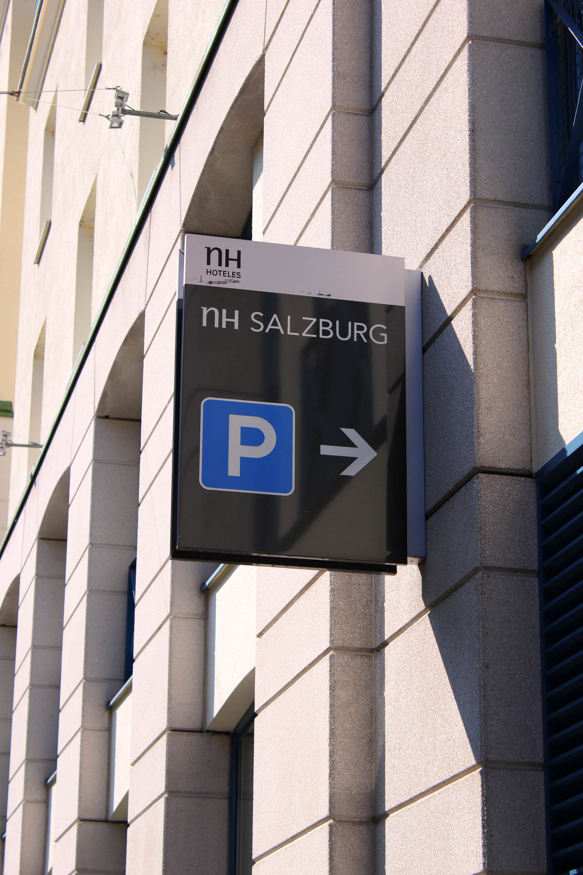 Stadthotels - Kinderbetreuung - Hinweistafel zur Tiefgarage des Hotels - NH Salzburg City