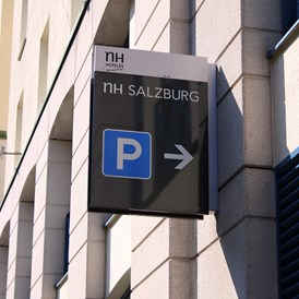 Hotel: Hinweistafel zur Tiefgarage des Hotels - NH Salzburg City