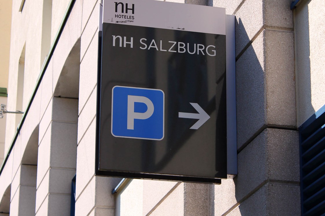 Hotel: Hinweistafel zur Tiefgarage des Hotels - NH Salzburg City
