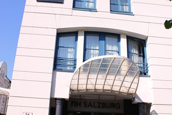 Hotel: Der Hoteleingang - NH Salzburg City