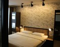 Hotel: Schlafzimmer 
Doppelbett 180x210cm
TV 43 Zoll
Individuell regulierbare Klimaanlage
Bügelbrett & Bügeleisen - Loft Collection Salzburg Mirabell 