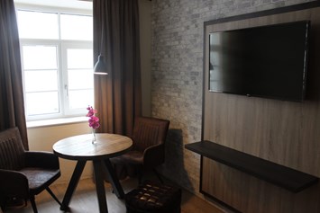 Hotel: Sitzbereich im Zimmer 36m²
TV 43 Zoll - Loft Collection Salzburg Mirabell 