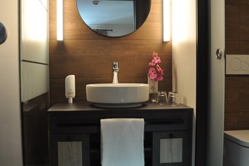 Hotel: Badezimmer mit Fussbodenheizung
Dusche, separates WC
Fön, Kosmetiktücher
Seifenspender am Waschbecken und in der Duschkabine - Loft Collection Salzburg Mirabell 