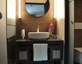 Hotel: Badezimmer mit Fussbodenheizung
Dusche, separates WC
Fön, Kosmetiktücher
Seifenspender am Waschbecken und in der Duschkabine - Loft Collection Salzburg Mirabell 
