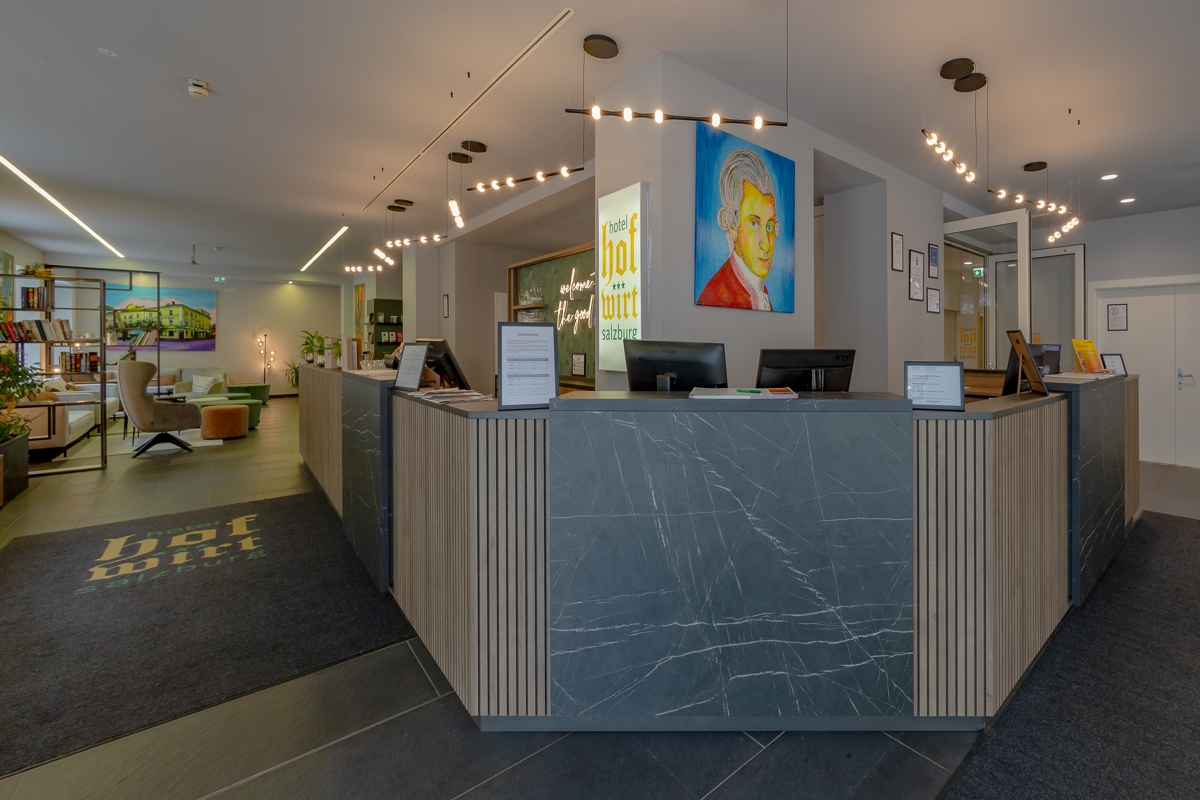 Stadthotels - Parkplatz: gebührenpflichtig beim Hotel - Salzburg - Rezeption - Altstadt Hotel Hofwirt